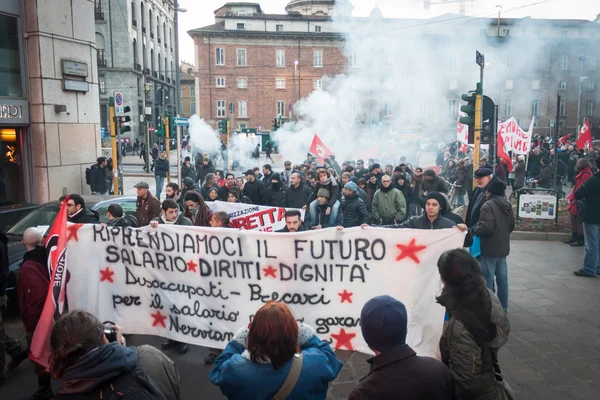 Ludzi podczas marszu Warszawskiego w Mediolan, Włochy — Zdjęcie stockowe