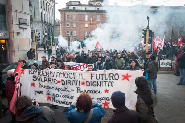 Mensen tijdens een antifascistische maart in Milaan, Italië — Stockfoto