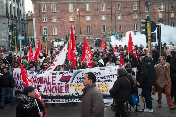 ผู้คนในระหว่างการเดินขบวนต่อต้านนักปฏิวัติในมิลาน อิตาลี — ภาพถ่ายสต็อก