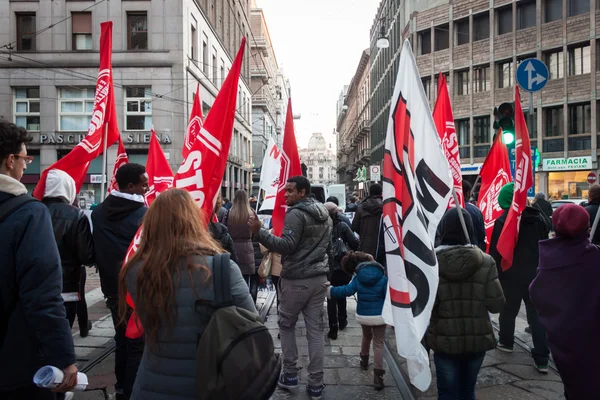 Mensen tijdens een antifascistische maart in Milaan, Italië — Stockfoto