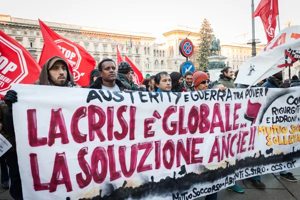 Människor under en Antifascistisk mars i Milano, Italien — Stockfoto