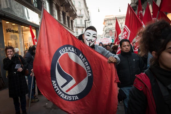 Människor under en Antifascistisk mars i Milano, Italien — Stockfoto