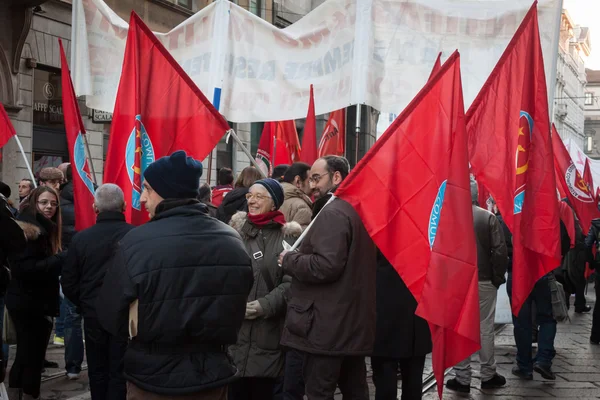 Människor under en Antifascistisk mars i Milano, Italien — Stockfoto