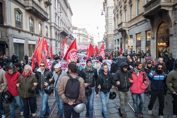 Människor under en Antifascistisk mars i Milano, Italien — Stockfoto