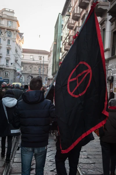 밀라노, 이탈리아에서에서 antifascist 3 월 동안 사람들이 — 스톡 사진