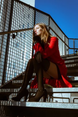 güzel kız kırmızı paltoyla poz