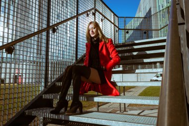 güzel kız kırmızı paltoyla poz