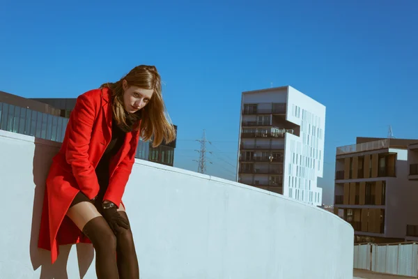 Menina bonita posando com casaco vermelho — Fotografia de Stock