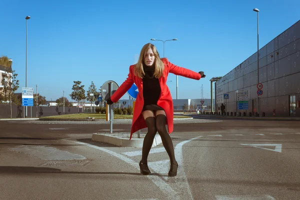 Bella ragazza in posa con cappotto rosso — Foto Stock