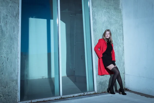 Menina bonita posando com casaco vermelho — Fotografia de Stock