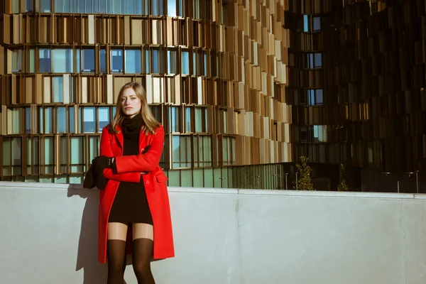 Vacker flicka poserar med röd kappa — Stockfoto