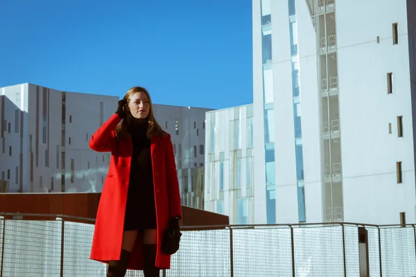 Mooi meisje poseren met rode jas — Stockfoto