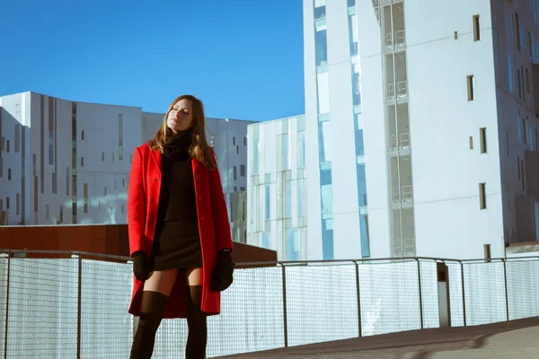 Menina bonita posando com casaco vermelho — Fotografia de Stock