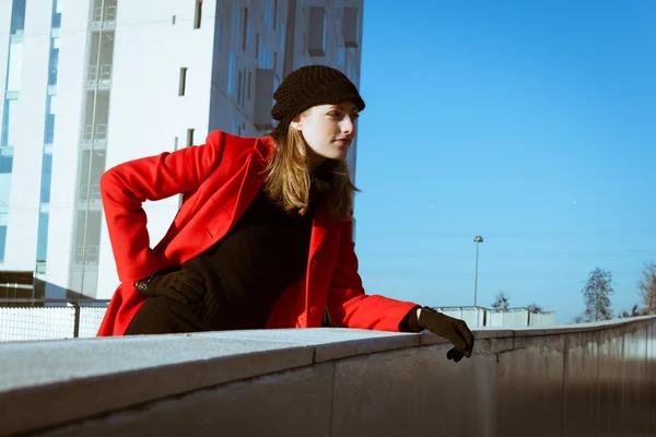 Menina bonita posando com casaco vermelho — Fotografia de Stock