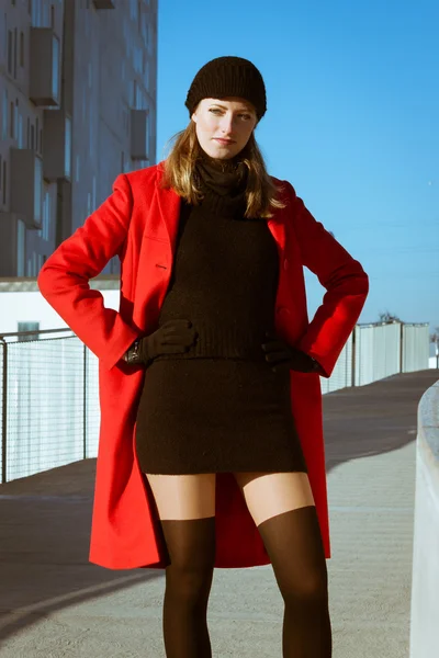 Krásná dívka pózuje s červeným kabátem — Stock fotografie