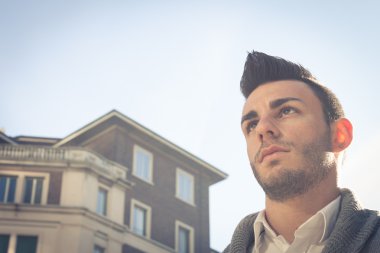 Yakışıklı bir gencin portresi.