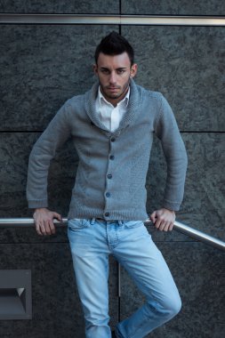 Yakışıklı bir gencin portresi.