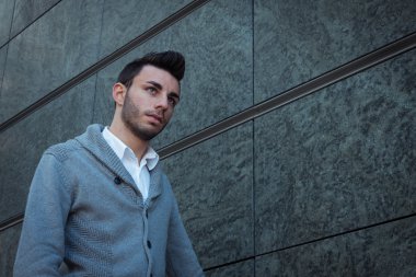 Yakışıklı bir gencin portresi.