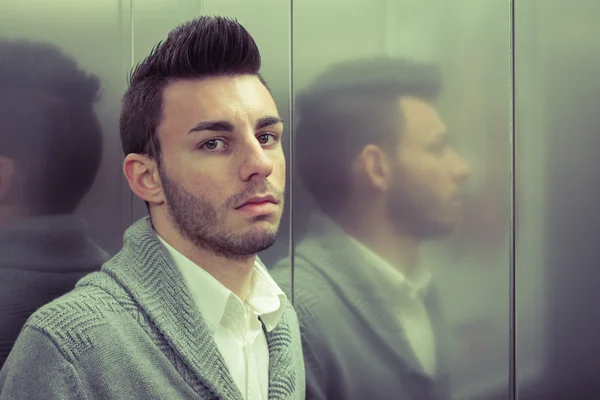 Retrato de un joven guapo — Foto de Stock