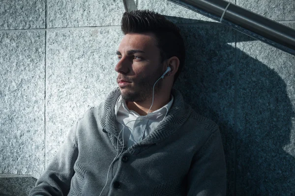 Porträt eines gutaussehenden jungen Mannes, der Musik hört — Stockfoto