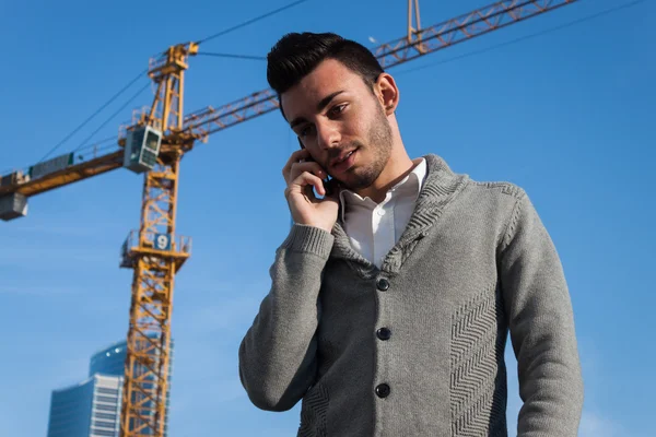 Portrait d'un beau jeune homme parlant au téléphone — Photo