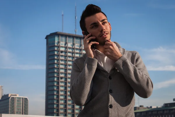 Portret van een knappe jongeman praten over telefoon — Stockfoto