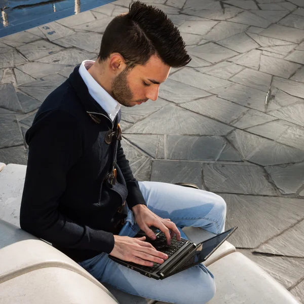 Beau jeune homme travaillant à l'ordinateur — Photo