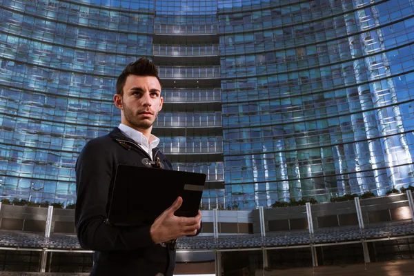 Flot ung mand, der arbejder på computer - Stock-foto