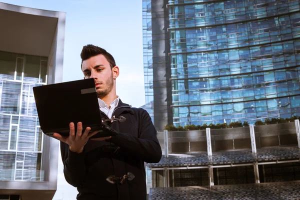 Flot ung mand, der arbejder på computer - Stock-foto