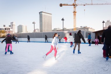 insanlar paten üzerinde buz pateni, Milano, İtalya