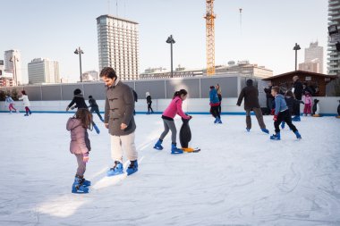 insanlar paten üzerinde buz pateni, Milano, İtalya