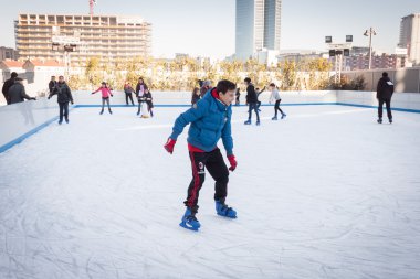 insanlar paten üzerinde buz pateni, Milano, İtalya