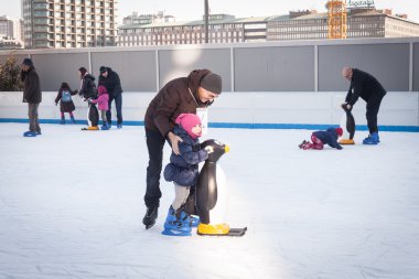 insanlar paten üzerinde buz pateni, Milano, İtalya