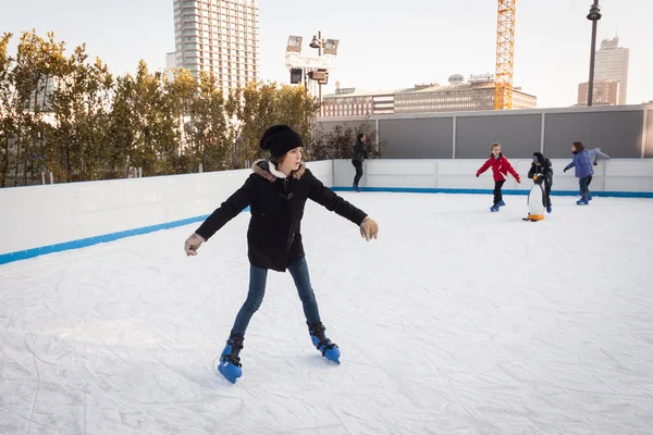 Schlittschuhlaufen auf der Eisbahn in Mailand, Italien — Stockfoto