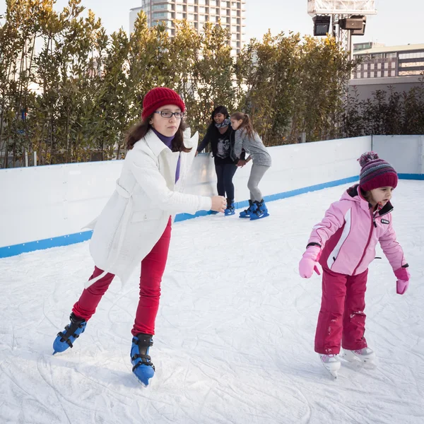 Mensen schaatsen op de ijsbaan in Milaan, Italië — Stockfoto