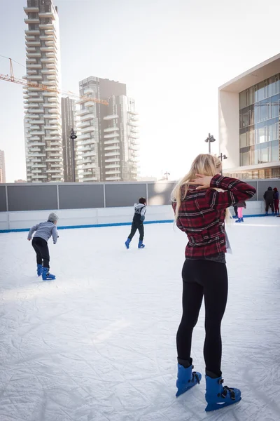 People skating on ice rink in Milan, Italy — Stock Photo, Image