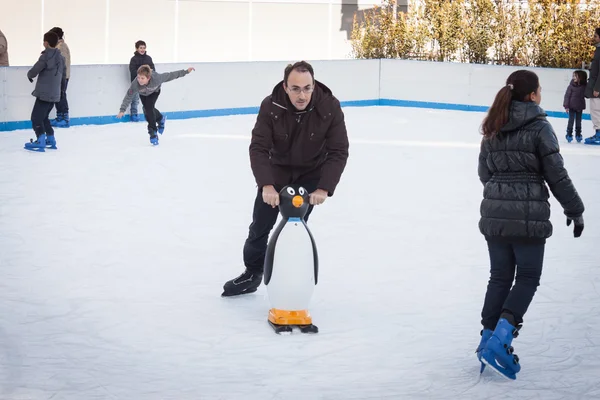 Mensen schaatsen op de ijsbaan in Milaan, Italië — Stockfoto