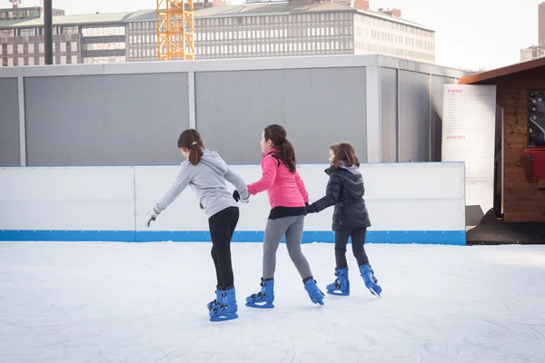 Personas patinando en pista de hielo en Milán, Italia —  Fotos de Stock