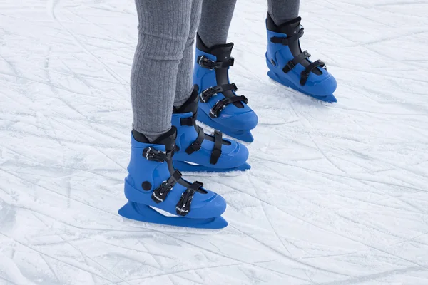 Mensen schaatsen op de ijsbaan in Milaan, Italië — Stockfoto