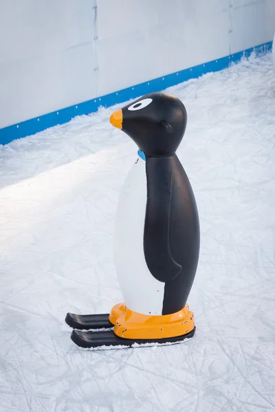 Mensen schaatsen op de ijsbaan in Milaan, Italië — Stockfoto