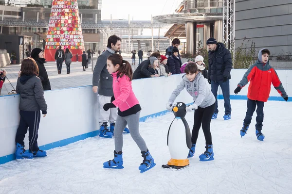 Schlittschuhlaufen auf der Eisbahn in Mailand, Italien — Stockfoto