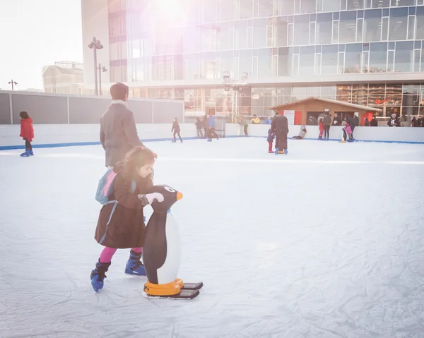 Personas patinando en pista de hielo en Milán, Italia —  Fotos de Stock