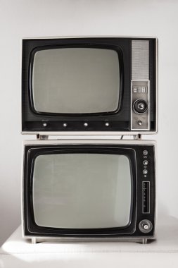 beyaz zemin üzerine iki vintage televizyon