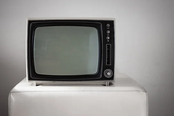 Vintage televisão no fundo branco — Fotografia de Stock