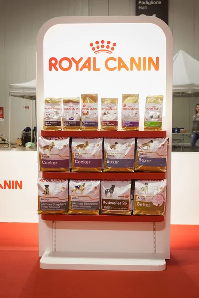 在米兰，意大利国际狗展展出的宠物食品 — 图库照片