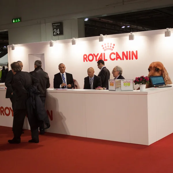 Persone all'interno dello stand Royal Canin alla fiera internazionale dei cani di Milano — Foto Stock