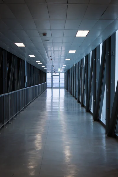 Lege gang in een modern gebouw — Stockfoto