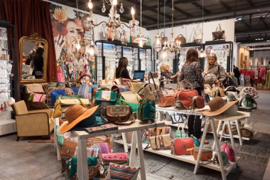 kadın, bir stand çanta homi görüntüleme ziyaret ev Uluslararası Fuarı Milano, İtalya