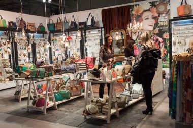 kadın, bir stand çanta homi görüntüleme ziyaret ev Uluslararası Fuarı Milano, İtalya