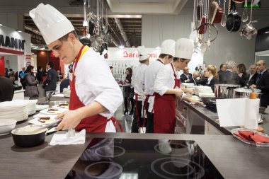 genç aşçılar iş homi, yemek tarifleri, ev uluslararası gösteri Milano, İtalya